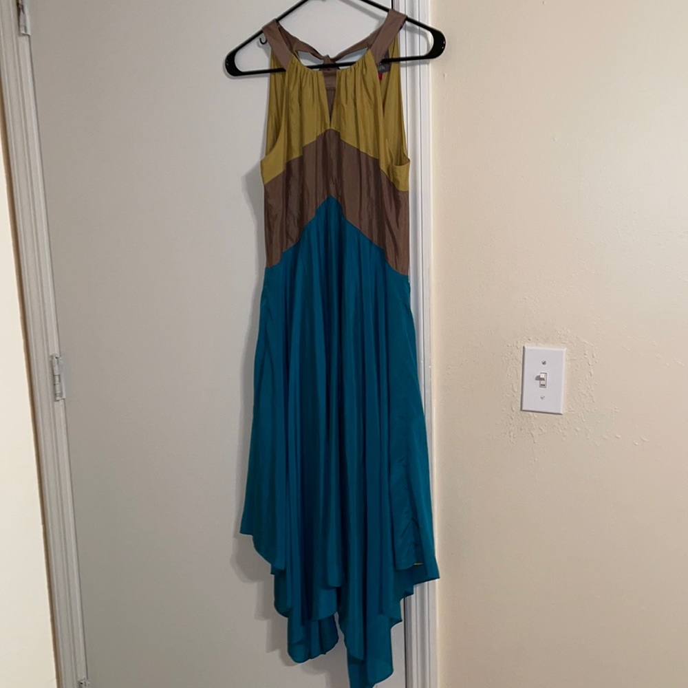 Vince Camuto light and airy dress size 2